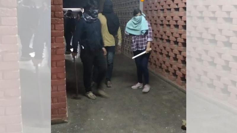 जेएनयू हमला : दिल्ली के लेफ़्टीनेंट गवर्नर ने की निंदा, पुलिस से कहा, कड़ी कार्रवाई करे