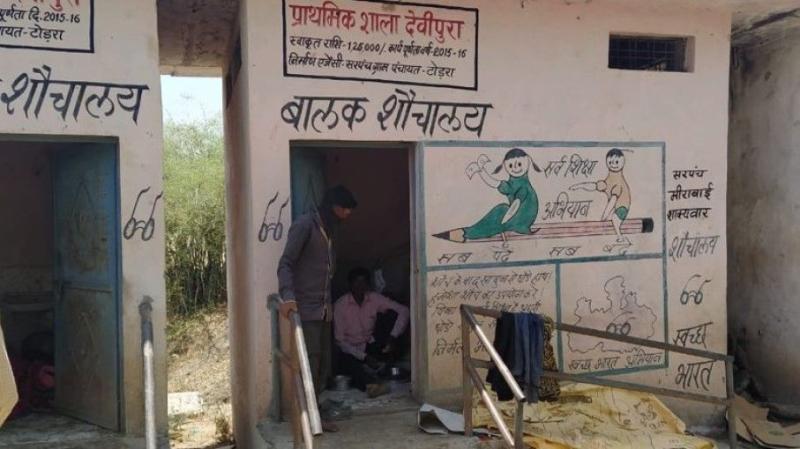 कोरोना: शर्मनाक! गाँव में घुसने से रोका, शौचालय में रहने-खाने को मजबूर परिवार