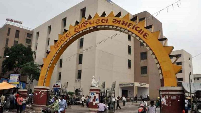 अहमदाबाद अस्पताल: सीनियर डॉक्टर आते नहीं, जूनियर डॉक्टरों को किट्स नहीं?’ 