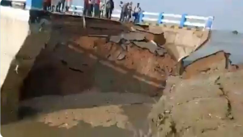 बिहार: 264 करोड़ की लागत से बना पुल एक महीने में बहा, तेजस्वी हमलावर