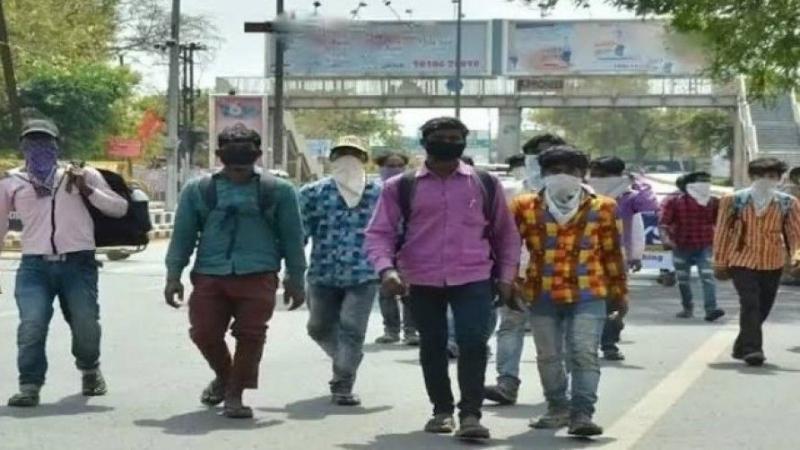 लॉकडाउन: घर जाने देने की मांग को लेकर सूरत में मजदूरों का जोरदार हंगामा
