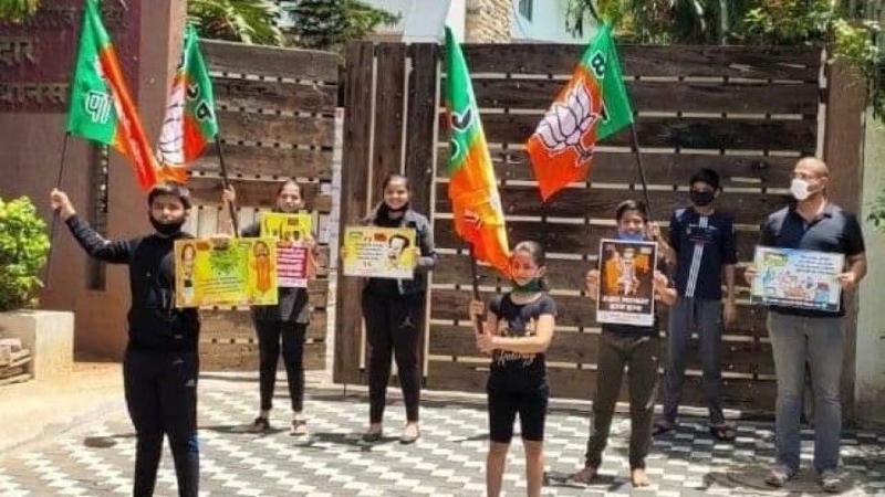महाराष्ट्र: बीजेपी के प्रदर्शन में शामिल बच्चों के मास्क न पहनने पर पार्टी घिरी