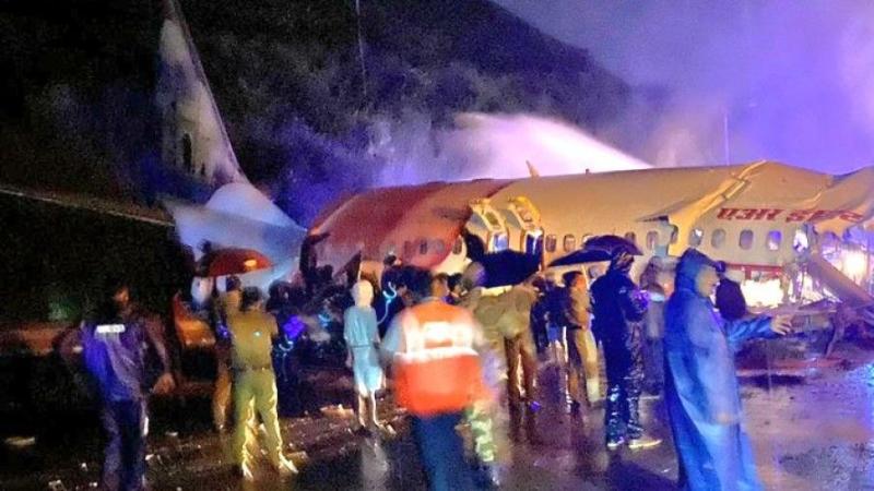 केरल में विमान हादसा, दो हिस्सों में टूटा, पायलट सहित 19 लोगों की मौत