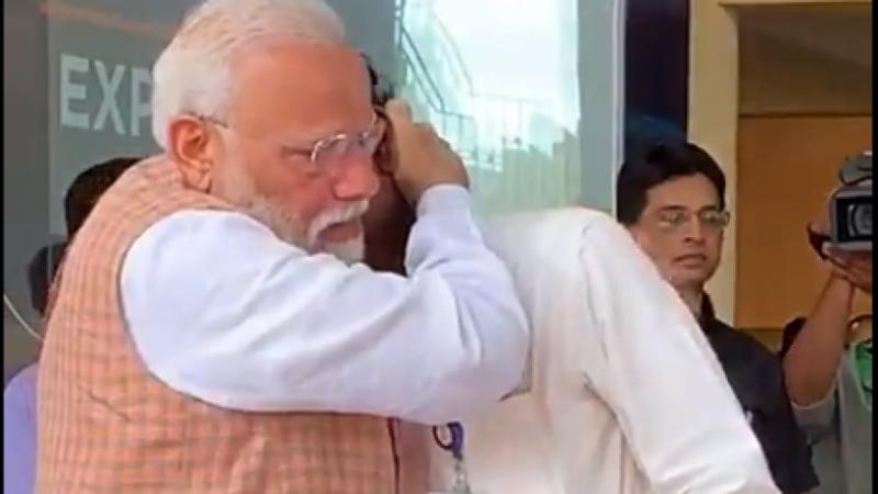 मोदी से गले मिलकर रोने लगे इसरो प्रमुख, प्रधानमंत्री ने बढ़ाया हौसला 