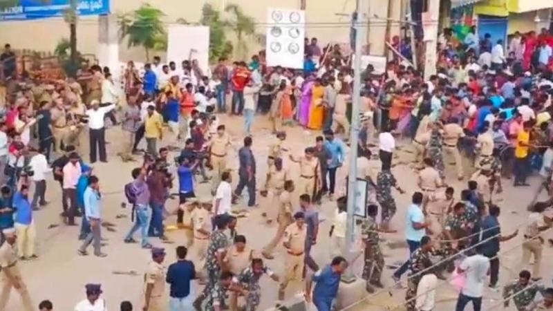 हैदराबाद : मुठभेड़ के बाद जश्न क्यों, क्यों बढ़ रही है भीड़तंत्र की मानसिकता?