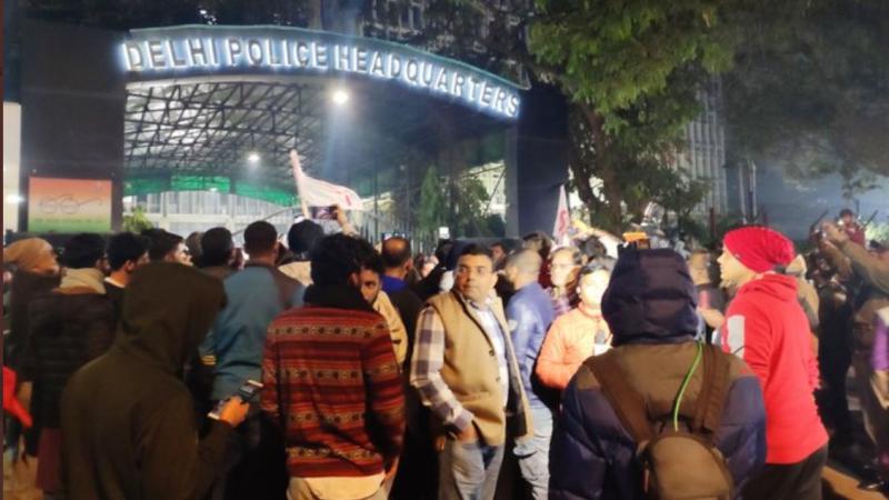 जेएनयू हिंसा: इधर-उधर घुमा रही है पुलिस, नक़ाबपोश गुंडों को क्यों नहीं पकड़ती?