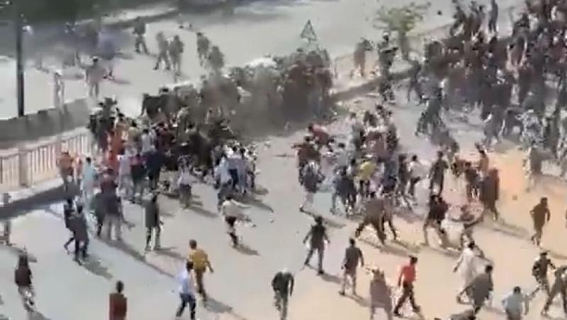 दिल्ली दंगा: पुलिस पर पथराव करती दिखी भीड़, पर्याप्त संख्या में जवान होने का दावा ग़लत!