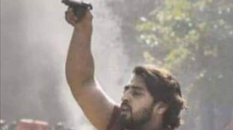 दिल्ली दंगा: पुलिस पर रिवॉल्वर तानने वाले शाहरुख का नाम चार्जशीट में