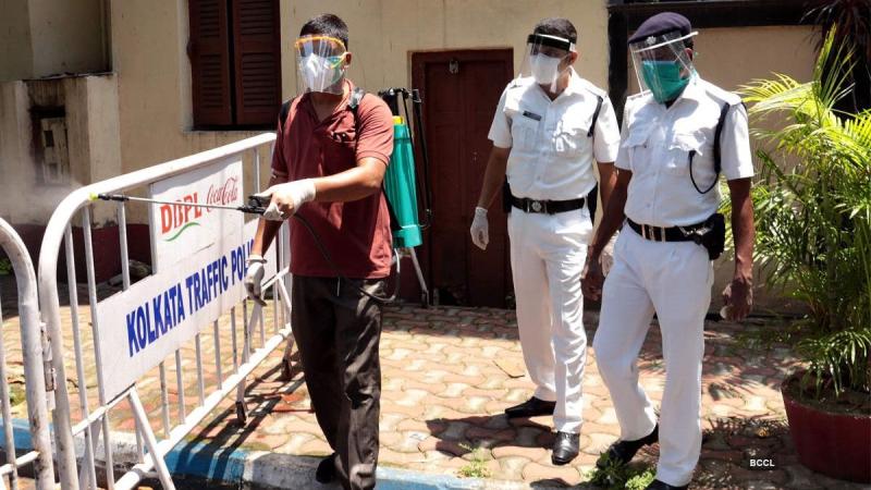 कोलकाता पुलिस : कंटेनमेंट एरिया में तैनाती के ख़िलाफ़ प्रदर्शन, तोड़फोड़