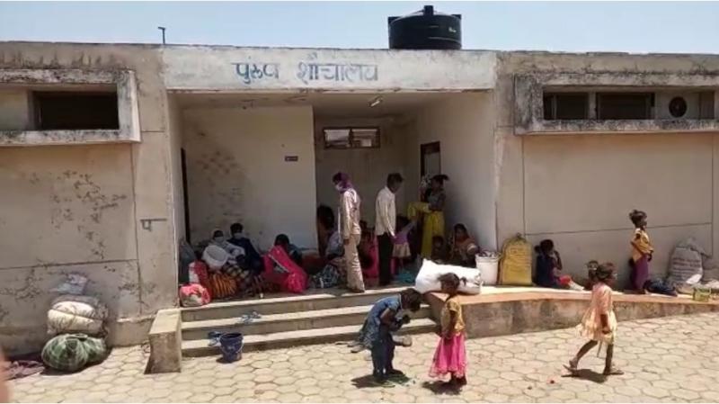 मध्य प्रदेश: फिर शर्मसार करने वाली तस्वीर, शौचालय में ठहरने को मजबूर हुए मज़दूर