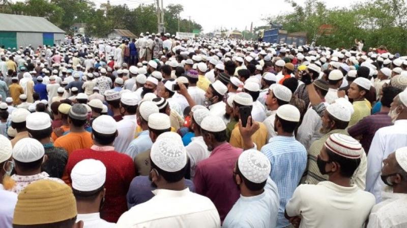बांग्लादेश : कोरोना की अनेदखी, मुसलिम धर्मगुरु की शवयात्रा में एक लाख लोग