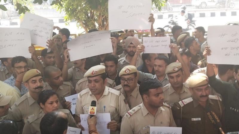 काम पर लौटें पुलिसकर्मी, शांति बनाये रखें: दिल्ली पुलिस आयुक्त