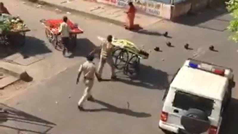 लॉकडाउन: शर्मनाक! अहमदाबाद में पुलिस ने ठेले वालों को पीटा, सब्जियाँ फेंक दीं