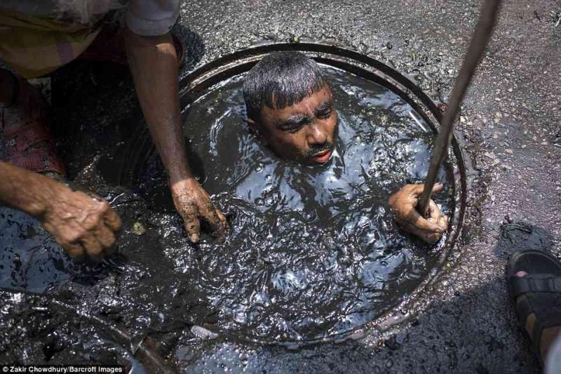 सफ़ाई कर्मचारियों के पैर धोने वाले मोदी सीवेज टैंक में मौत क्यों नहीं रोकते?