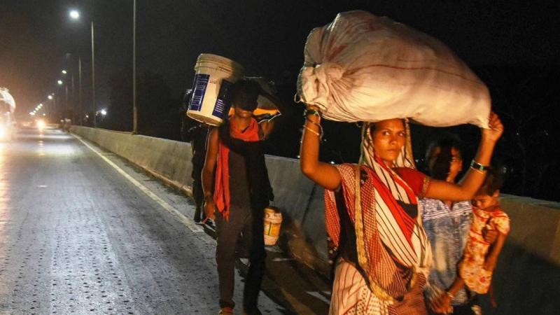 मद्रास हाई कोर्ट : प्रवासी मज़दूरों की स्थिति 'दयनीय', 'मानवीय त्रासदी', 'आँसू नहीं थमते'