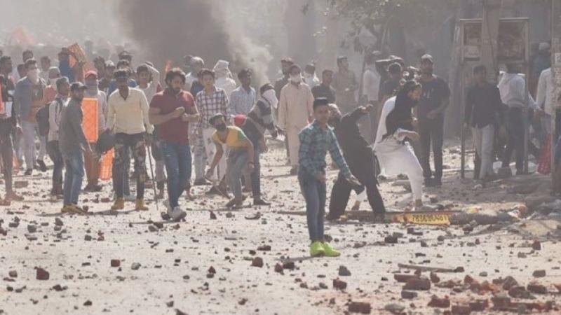 दिल्ली दंगा: इलियास से पुलिस ने कहा- ‘फ़ुटेज में 10 मुसलिमों के नाम बताओ, छोड़ देंगे’