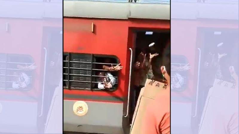 शर्मनाक! रेलवे अफ़सर प्रवासी मज़दूरों पर बिस्किट फेंकते रहे, डाँटते-गालियाँ देते रहे