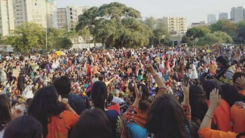 महिला दिवस पर विशेष : हज़ारों औरतें क्यों उतरी हैं पाकिस्तान की सड़कों पर?