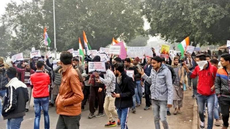 नागरिकता क़ानून: दिल्ली में हुआ जोरदार विरोध, बंद करने पड़े मेट्रो स्टेशन