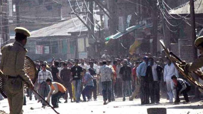 जम्मू-कश्मीर : बंदी के दौरान 18 वर्षीय किशोर की मौत, कारण पर विवाद