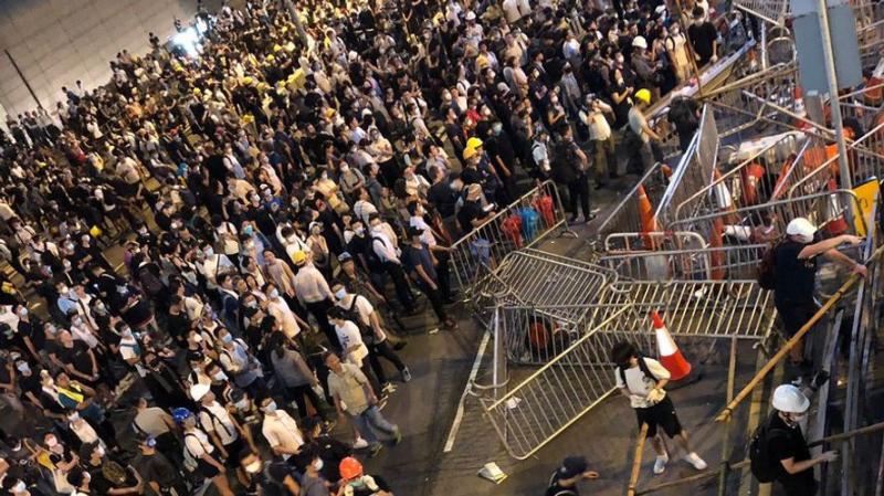 हॉन्ग कॉन्ग : प्रदर्शनकारी-पुलिस में झड़प, लाठी चार्ज