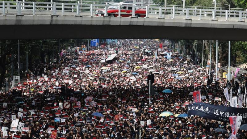 हाँगकाँग आंदोलन : काला चश्मा, गैस मास्क और टेलीग्राम!