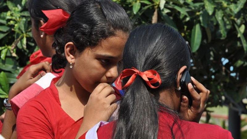 कुँवारी लड़कियों ने मोबाइल रखा तो जुर्माना, क्या ऐसे सुधरेगा समाज?