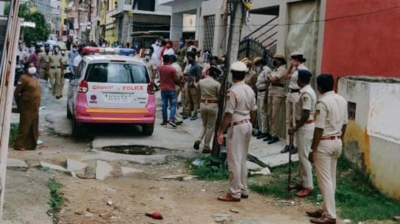 बेंगलुरू में फ़ेसबुक पोस्ट पर भड़की हिंसा, 3 की मौत, 60 घायल