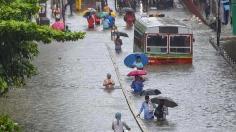 मुंबई: बारिश ने 46 साल का रिकॉर्ड तोड़ा, 100 किमी की रफ़्तार से चलीं तूफ़ानी हवाएँ