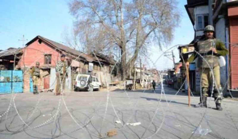 ख़तरनाक मोड़ पर कश्मीर, स्थानीय लोग बन रहे हैं आतंकवादी