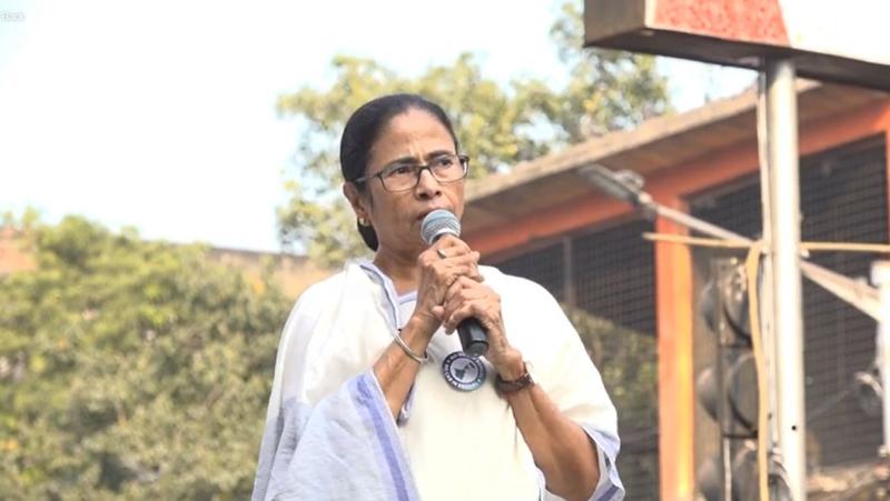 बंगाल : राज्यपाल ने ममता पर क्यों लगाया तुष्टीकरण का आरोप, चुनाव पर है नज़र?