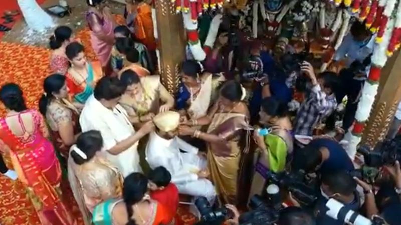 कर्नाटक: लॉकडाउन के बीच पूर्व सीएम कुमारस्वामी के बेटे की शादी में जुटे लोग