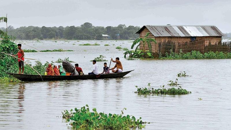 ज़बरदस्त बाढ़ की चपेट में असम, 26 लाख प्रभावित, 89 की मौत