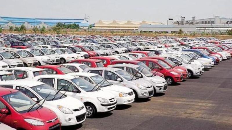 ऑटो सेक्टर: यात्री वाहनों की बिक्री में लगातार 11वें महीने गिरावट