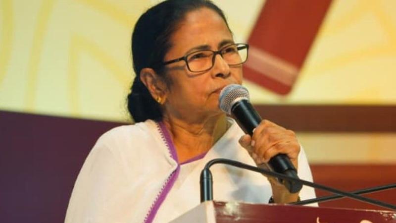 दुर्गा विवाद: बीजेपी का ही पैंतरा अपना 'बाहरी' बता रही तृणमूल!