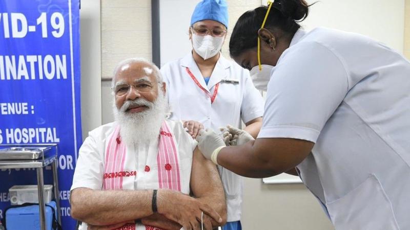 प्रधानमंत्री नरेंद्र मोदी ने लगवाया कोरोना का टीका