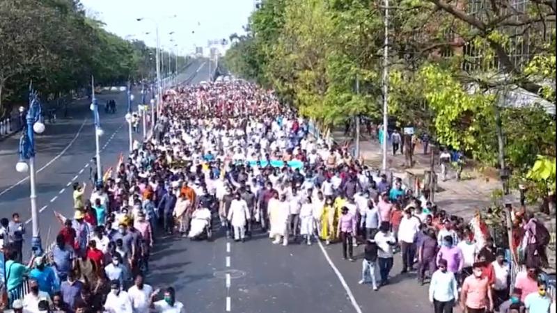 ममता बनर्जी ने कोलकाता में व्हील चेयर पर की पदयात्रा की अगुआई