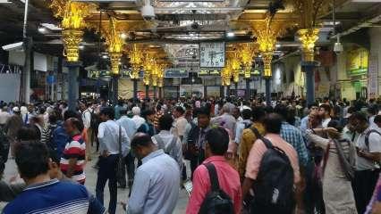 महाराष्ट्र: हालात ख़राब, घर लौट रहे मजदूर, ट्रेनें कई दिनों के लिए बुक