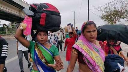 दिल्ली: आनंद विहार टर्मिनल पहुंचे मजदूर, लॉकडाउन के डर से पलायन शुरू
