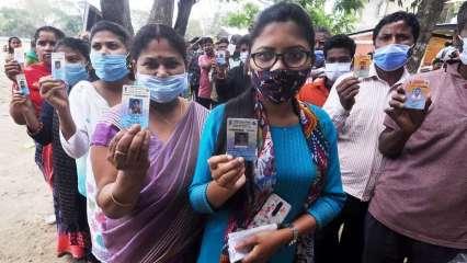 LIVE : बंगाल चुनाव- कोलकाता में महाजाति सदन के पास बमबाजी