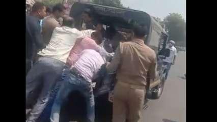 कानपुर: गजब योगी जी, बीजेपी नेताओं ने पुलिस के चंगुल से हिस्ट्रीशीटर को छुड़ाया 