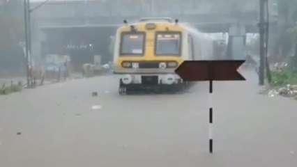 मुंबई में मानसून की दस्तक: भारी बारिश से जलजमाव, ट्रेनें भी प्रभावित