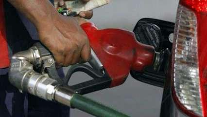 पेट्रोल-डीज़ल पर चवन्नी बढ़ाकर तिजोरी भर रही है सरकार