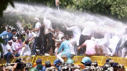 संसद घेरने पहुंचे युवक कांग्रेसी, राहुल ने बोला सरकार पर हमला