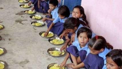स्कूलों में बच्चों की भोजन योजना पर वित्त मंत्रालय का वीटो क्यों? 