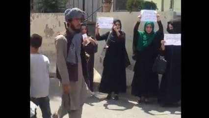 अफ़ग़ान में तालिबान के कब्जे के बाद पहली बार महिलाओं का प्रदर्शन
