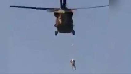 आदमी रस्सी के सहारे लटकता रहा, तालिबान का हेलीकॉप्टर उड़ता रहा