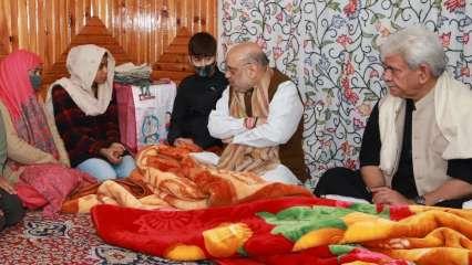 जम्मू-कश्मीर के तीन दिन के दौरे पर हैं अमित शाह, अफ़सरों की ली बैठक