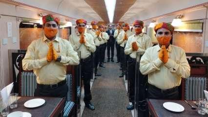 साधुओं की धमकी के बाद रेलवे ने वेटरों की 'भगवा रंग-रूद्राक्ष वेशभूषा' हटाई