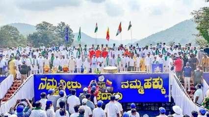 कर्फ्यू तोड़कर कर्नाटक में निकला पानी के लिए कांग्रेस का मार्च - नम्मा नीरू, नम्मा हक्कू